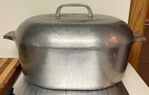 lot 326 image: Vintage Wagnerware Magnalite Roasting Pan
