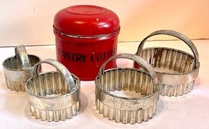 lot 434 image: Radiant Reds- A Fun Variety of Red Themed Housewares