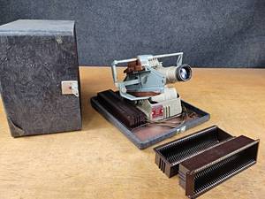 lot 2046 image: Vintage GoldE Slide Projector