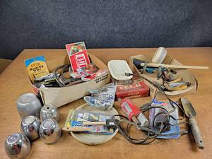 lot 2060 image: Large Lot of Assorted Garage Supplies