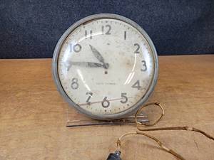 lot 2092 image: Vintage Seth Thomas School Clock w Glass Front - 110V - Second hand needs to be put back on - Untested