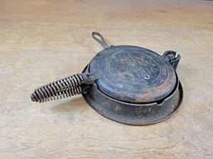 lot 2110 image: Cast Iron 8 Waffle Maker Iron - STOVER