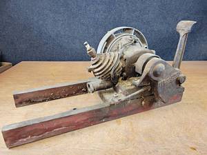 lot 2008 image: Antique Single Cylinder MAYTAG Hit-Miss Motor - Spins Over - NO SHIPPING