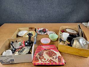 lot 2124 image: Lot of Assorted Housewares  Dcor - Advertising Ash Trays and More