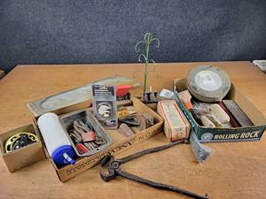 lot 2125 image: Lot of Assorted Garage Supplies and Tools