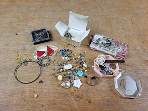 lot 2135 image: Jewelry and Buttons