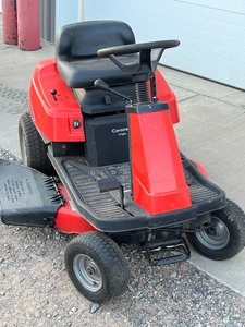 lot 4 image: Simplicity Rider Mower