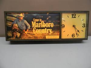 lot 26 image: VINTAGE MARLBORO COUNTRY LIGHTED WALL CLOCK ADVERTISING SIGN - COWBOY - WORKS - VERY COOL OLD SCHOOL PIECE - APPROX 26 By 10 - SEE PICTURES