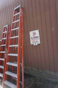 lot 21 image: Louisville Brand 10  Aluminum Step Ladder