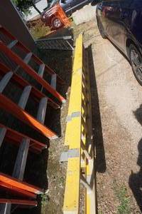 lot 23 image: 16 Fiberglass Extension Ladder