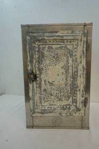lot 3 image: antique pie box