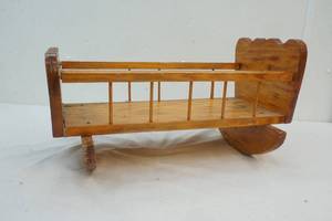 lot 5 image: vintage doll cradle