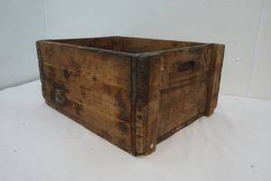 lot 7 image: vintage wood box