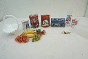 lot 14 image: collectible tins