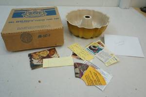lot 24 image: Bundt pan