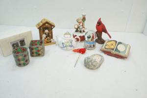 lot 29 image: Christmas decor