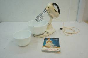 lot 32 image: Hamilton Beach food mixer