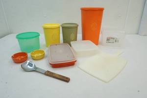 lot 38 image: kitchen ware