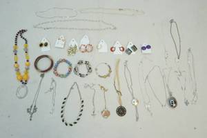 lot 43 image: jewelry