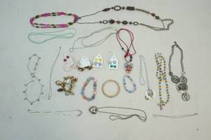 lot 44 image: jewelry