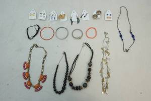 lot 45 image: jewelry