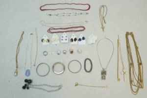 lot 46 image: jewelry