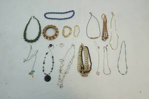 lot 47 image: jewelry