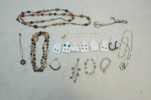 lot 49 image: jewelry