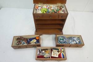 lot 58 image: jewelry box
