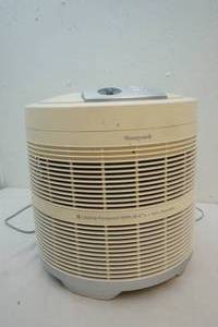lot 73 image: Honey well Hepa air purifier