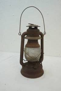 lot 115 image: vintage lamp