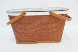lot 124 image: picnic basket