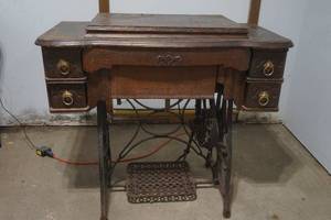 lot 215 image: sewing machine