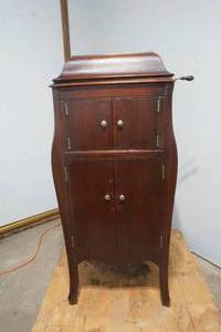 lot 216 image: Victrola