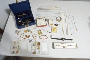 lot 231 image: costume jewelry