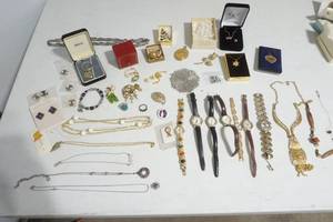 lot 232 image: costume jewelry