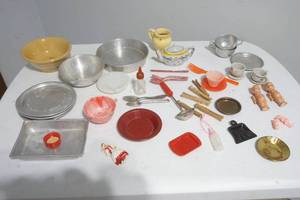 lot 245 image: vintage doll kitchen dishes
