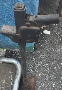 lot 1 image: Oil changing platform & bumper jack