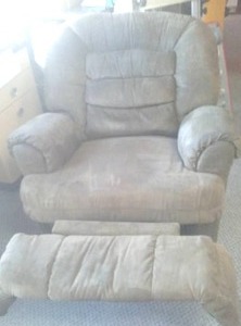 lot 390 image: Overstuffed Rocker Recliner