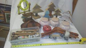 lot 412 image: Vintage Wood Decor & More