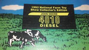 lot 428 image: 1993 National Farm Toy Show John Deere. New In Box, ERTL Tractor.