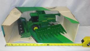 lot 432 image: ERTL John Deere Titan II Combine, In Box, # 582.