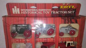 lot 433 image: IH International Historical Toy Tractor Set
