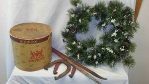 lot 523 image: Vintage Hatbox, Horseshoes & Wreath,