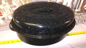 lot 524 image: Foil Roasters & Enamel Ware Roaster