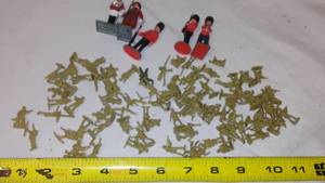 lot 533 image: Small Scale Soldiers & Guards.