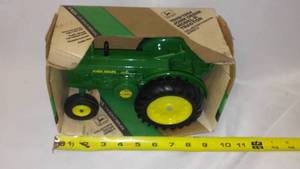 lot 545 image: ERTL John Deere Model R Tractor 1949-1954,
