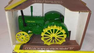 lot 546 image: ERTL John Deere Model D Tractor 1953 In Box