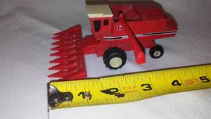 lot 555 image: I.H. Combine W 8 Row Corn head.