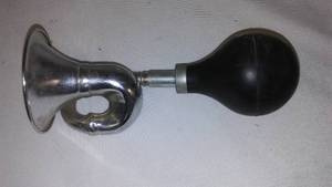 lot 585 image: Vintage Metal Horn.  Works